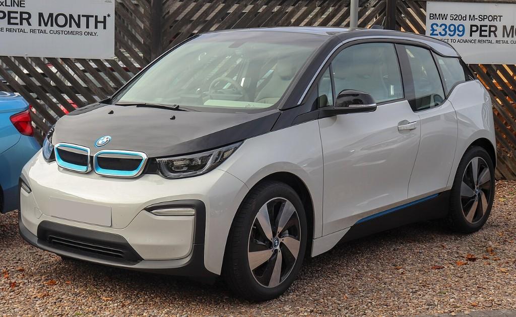 BMW i3 – bielo-čierne elektrické vozidlo s modrými akcentmi