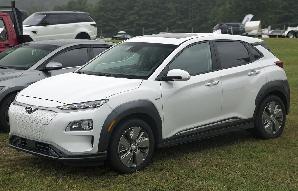 Hyundai Kona Electric – biely elektrický crossover s LED svetlami