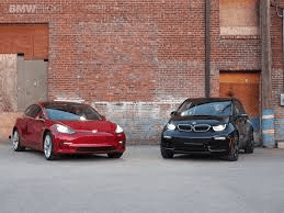 Tesla Model 3 a BMW i3 vedľa seba – porovnanie jazdených elektromobilov.