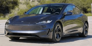 Tesla Model 3 – tmavo sivý elektrický sedan s aerodynamickým dizajnom