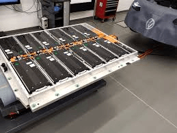 Trakčná batéria elektromobilu vyňatá v servise – výmena batérie EV.